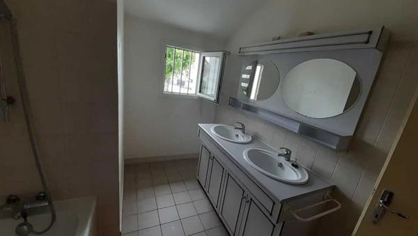 Vente                                                      Maison
                        
                     5 pièces                      104 m2                     à Saint-Sébastien-sur-Loire