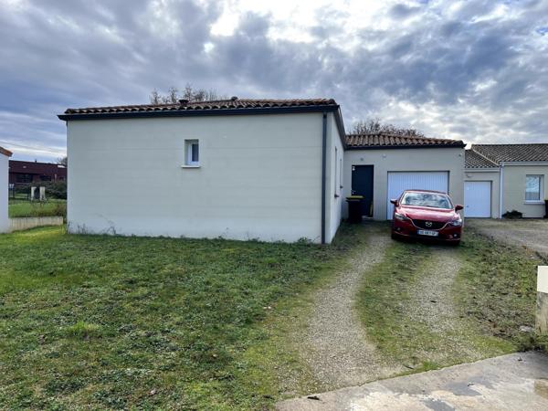 Maison récente en forme de L, luminosité, chauffage au sol et économies d’énergie