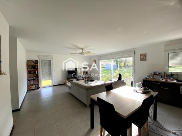 Maison récente en forme de L, luminosité, chauffage au sol et économies d’énergie