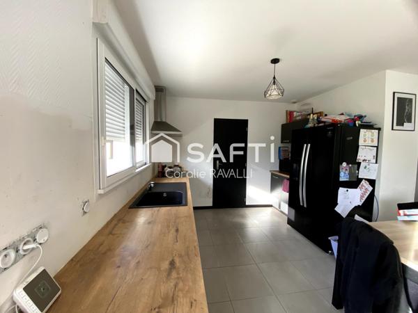 Maison récente en forme de L, luminosité, chauffage au sol et économies d’énergie