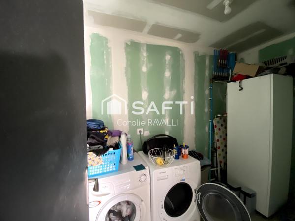 Maison récente en forme de L, luminosité, chauffage au sol et économies d’énergie