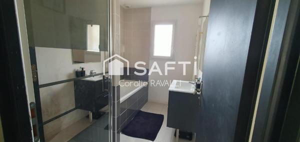 Maison récente en forme de L, luminosité, chauffage au sol et économies d’énergie