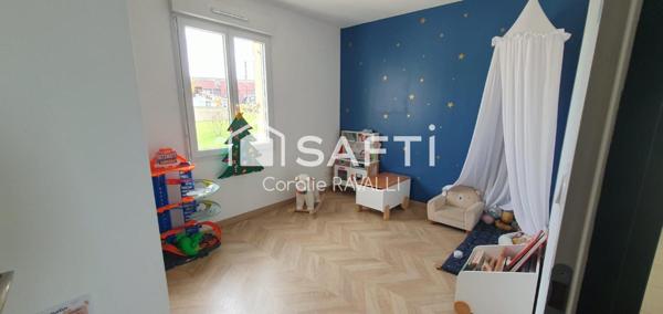 Maison récente en forme de L, luminosité, chauffage au sol et économies d’énergie