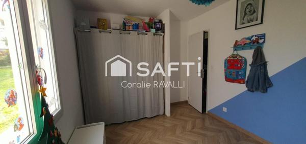 Maison récente en forme de L, luminosité, chauffage au sol et économies d’énergie