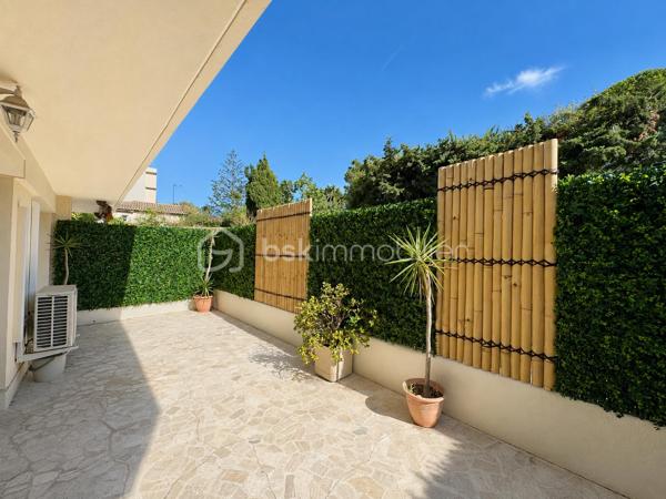 BSK Immobilier vous propose à la vente, sur la commune du Cannet, cet appartement T2 de 48,67 m², situé au premier étage d’une résidence avec ascenseur et digicode, à proximité des commodités.

L’appartement se compose d’une entrée de 5,74 m² avec un grand placard de rangement de 1,28 m², dans lequel se trouvent les arrivées d’eau nécessaires à l’installation d’une machine à laver.

La pièce de vie comprend un séjour de 18,33 m² et une cuisine ouverte aménagée de 7,80 m².

L’espace nuit se compose d’une chambre de 10,35 m² bénéficiant d’un accès direct à la terrasse.

Une salle d’eau indépendante de 4,18 m² est équipée d’une douche à l’italienne, d’un meuble vasque et d’un sèche-serviettes. Le WC suspendu est séparé et dispose d’un lave-mains.

Le séjour et la chambre donnent directement accès à une grande terrasse de 25,43 m², équipée d’une arrivée d’eau.

Pour votre confort, la pièce de vie et la chambre sont climatisées. L’appartement bénéficie également de menuiseries PVC triple vitrage, de volets roulants électriques avec commande centralisée et de la fibre dans l’immeuble.

Les charges de copropriété comprennent le chauffage collectif, l’eau froide, l’ascenseur et l’entretien des parties communes.

Une cave complète ce bien.


À découvrir rapidement.