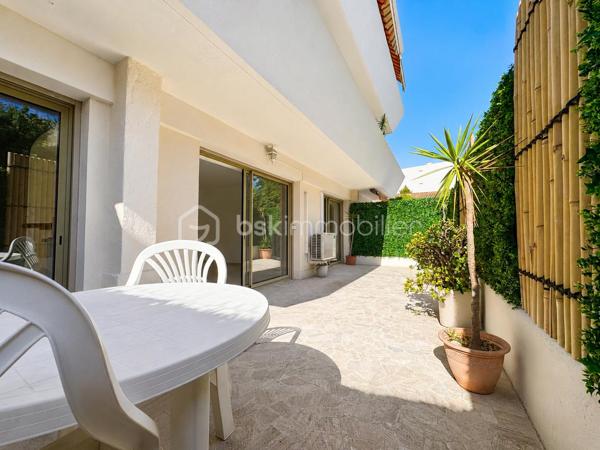 BSK Immobilier vous propose à la vente, sur la commune du Cannet, cet appartement T2 de 48,67 m², situé au premier étage d’une résidence avec ascenseur et digicode, à proximité des commodités.

L’appartement se compose d’une entrée de 5,74 m² avec un grand placard de rangement de 1,28 m², dans lequel se trouvent les arrivées d’eau nécessaires à l’installation d’une machine à laver.

La pièce de vie comprend un séjour de 18,33 m² et une cuisine ouverte aménagée de 7,80 m².

L’espace nuit se compose d’une chambre de 10,35 m² bénéficiant d’un accès direct à la terrasse.

Une salle d’eau indépendante de 4,18 m² est équipée d’une douche à l’italienne, d’un meuble vasque et d’un sèche-serviettes. Le WC suspendu est séparé et dispose d’un lave-mains.

Le séjour et la chambre donnent directement accès à une grande terrasse de 25,43 m², équipée d’une arrivée d’eau.

Pour votre confort, la pièce de vie et la chambre sont climatisées. L’appartement bénéficie également de menuiseries PVC triple vitrage, de volets roulants électriques avec commande centralisée et de la fibre dans l’immeuble.

Les charges de copropriété comprennent le chauffage collectif, l’eau froide, l’ascenseur et l’entretien des parties communes.

Une cave complète ce bien.


À découvrir rapidement.