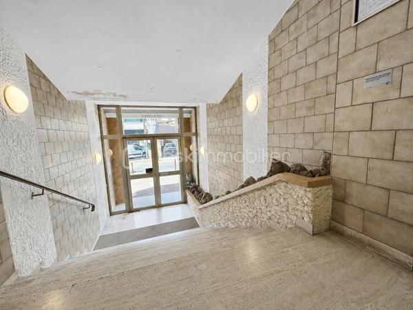BSK Immobilier vous propose à la vente, sur la commune du Cannet, cet appartement T2 de 48,67 m², situé au premier étage d’une résidence avec ascenseur et digicode, à proximité des commodités.

L’appartement se compose d’une entrée de 5,74 m² avec un grand placard de rangement de 1,28 m², dans lequel se trouvent les arrivées d’eau nécessaires à l’installation d’une machine à laver.

La pièce de vie comprend un séjour de 18,33 m² et une cuisine ouverte aménagée de 7,80 m².

L’espace nuit se compose d’une chambre de 10,35 m² bénéficiant d’un accès direct à la terrasse.

Une salle d’eau indépendante de 4,18 m² est équipée d’une douche à l’italienne, d’un meuble vasque et d’un sèche-serviettes. Le WC suspendu est séparé et dispose d’un lave-mains.

Le séjour et la chambre donnent directement accès à une grande terrasse de 25,43 m², équipée d’une arrivée d’eau.

Pour votre confort, la pièce de vie et la chambre sont climatisées. L’appartement bénéficie également de menuiseries PVC triple vitrage, de volets roulants électriques avec commande centralisée et de la fibre dans l’immeuble.

Les charges de copropriété comprennent le chauffage collectif, l’eau froide, l’ascenseur et l’entretien des parties communes.

Une cave complète ce bien.


À découvrir rapidement.