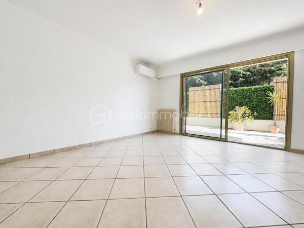 BSK Immobilier vous propose à la vente, sur la commune du Cannet, cet appartement T2 de 48,67 m², situé au premier étage d’une résidence avec ascenseur et digicode, à proximité des commodités.

L’appartement se compose d’une entrée de 5,74 m² avec un grand placard de rangement de 1,28 m², dans lequel se trouvent les arrivées d’eau nécessaires à l’installation d’une machine à laver.

La pièce de vie comprend un séjour de 18,33 m² et une cuisine ouverte aménagée de 7,80 m².

L’espace nuit se compose d’une chambre de 10,35 m² bénéficiant d’un accès direct à la terrasse.

Une salle d’eau indépendante de 4,18 m² est équipée d’une douche à l’italienne, d’un meuble vasque et d’un sèche-serviettes. Le WC suspendu est séparé et dispose d’un lave-mains.

Le séjour et la chambre donnent directement accès à une grande terrasse de 25,43 m², équipée d’une arrivée d’eau.

Pour votre confort, la pièce de vie et la chambre sont climatisées. L’appartement bénéficie également de menuiseries PVC triple vitrage, de volets roulants électriques avec commande centralisée et de la fibre dans l’immeuble.

Les charges de copropriété comprennent le chauffage collectif, l’eau froide, l’ascenseur et l’entretien des parties communes.

Une cave complète ce bien.


À découvrir rapidement.