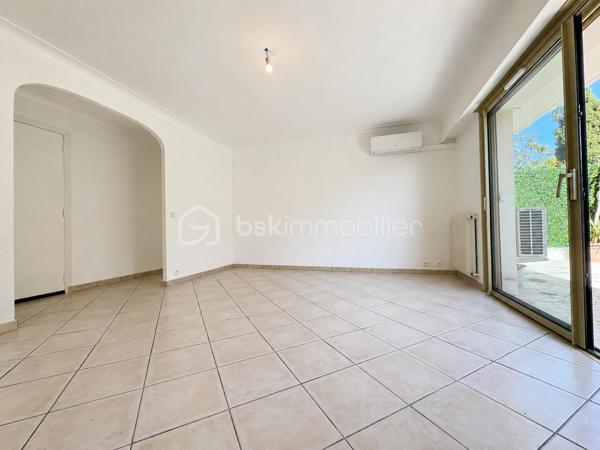 BSK Immobilier vous propose à la vente, sur la commune du Cannet, cet appartement T2 de 48,67 m², situé au premier étage d’une résidence avec ascenseur et digicode, à proximité des commodités.

L’appartement se compose d’une entrée de 5,74 m² avec un grand placard de rangement de 1,28 m², dans lequel se trouvent les arrivées d’eau nécessaires à l’installation d’une machine à laver.

La pièce de vie comprend un séjour de 18,33 m² et une cuisine ouverte aménagée de 7,80 m².

L’espace nuit se compose d’une chambre de 10,35 m² bénéficiant d’un accès direct à la terrasse.

Une salle d’eau indépendante de 4,18 m² est équipée d’une douche à l’italienne, d’un meuble vasque et d’un sèche-serviettes. Le WC suspendu est séparé et dispose d’un lave-mains.

Le séjour et la chambre donnent directement accès à une grande terrasse de 25,43 m², équipée d’une arrivée d’eau.

Pour votre confort, la pièce de vie et la chambre sont climatisées. L’appartement bénéficie également de menuiseries PVC triple vitrage, de volets roulants électriques avec commande centralisée et de la fibre dans l’immeuble.

Les charges de copropriété comprennent le chauffage collectif, l’eau froide, l’ascenseur et l’entretien des parties communes.

Une cave complète ce bien.


À découvrir rapidement.