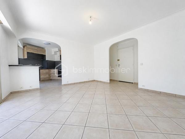 BSK Immobilier vous propose à la vente, sur la commune du Cannet, cet appartement T2 de 48,67 m², situé au premier étage d’une résidence avec ascenseur et digicode, à proximité des commodités.

L’appartement se compose d’une entrée de 5,74 m² avec un grand placard de rangement de 1,28 m², dans lequel se trouvent les arrivées d’eau nécessaires à l’installation d’une machine à laver.

La pièce de vie comprend un séjour de 18,33 m² et une cuisine ouverte aménagée de 7,80 m².

L’espace nuit se compose d’une chambre de 10,35 m² bénéficiant d’un accès direct à la terrasse.

Une salle d’eau indépendante de 4,18 m² est équipée d’une douche à l’italienne, d’un meuble vasque et d’un sèche-serviettes. Le WC suspendu est séparé et dispose d’un lave-mains.

Le séjour et la chambre donnent directement accès à une grande terrasse de 25,43 m², équipée d’une arrivée d’eau.

Pour votre confort, la pièce de vie et la chambre sont climatisées. L’appartement bénéficie également de menuiseries PVC triple vitrage, de volets roulants électriques avec commande centralisée et de la fibre dans l’immeuble.

Les charges de copropriété comprennent le chauffage collectif, l’eau froide, l’ascenseur et l’entretien des parties communes.

Une cave complète ce bien.


À découvrir rapidement.