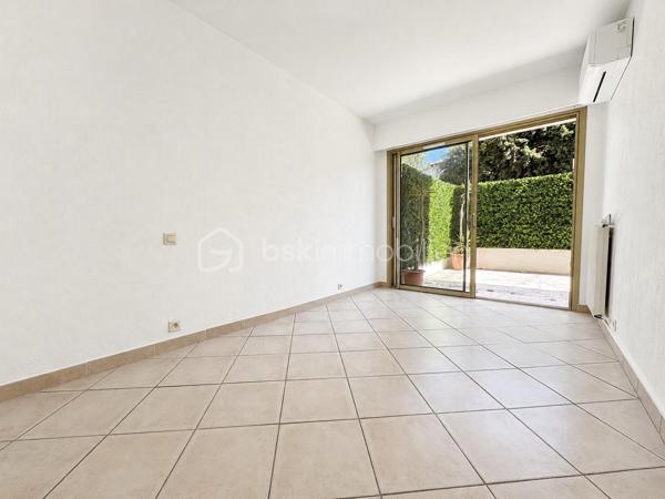 BSK Immobilier vous propose à la vente, sur la commune du Cannet, cet appartement T2 de 48,67 m², situé au premier étage d’une résidence avec ascenseur et digicode, à proximité des commodités.

L’appartement se compose d’une entrée de 5,74 m² avec un grand placard de rangement de 1,28 m², dans lequel se trouvent les arrivées d’eau nécessaires à l’installation d’une machine à laver.

La pièce de vie comprend un séjour de 18,33 m² et une cuisine ouverte aménagée de 7,80 m².

L’espace nuit se compose d’une chambre de 10,35 m² bénéficiant d’un accès direct à la terrasse.

Une salle d’eau indépendante de 4,18 m² est équipée d’une douche à l’italienne, d’un meuble vasque et d’un sèche-serviettes. Le WC suspendu est séparé et dispose d’un lave-mains.

Le séjour et la chambre donnent directement accès à une grande terrasse de 25,43 m², équipée d’une arrivée d’eau.

Pour votre confort, la pièce de vie et la chambre sont climatisées. L’appartement bénéficie également de menuiseries PVC triple vitrage, de volets roulants électriques avec commande centralisée et de la fibre dans l’immeuble.

Les charges de copropriété comprennent le chauffage collectif, l’eau froide, l’ascenseur et l’entretien des parties communes.

Une cave complète ce bien.


À découvrir rapidement.
