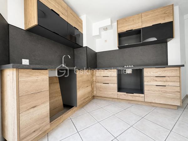 BSK Immobilier vous propose à la vente, sur la commune du Cannet, cet appartement T2 de 48,67 m², situé au premier étage d’une résidence avec ascenseur et digicode, à proximité des commodités.

L’appartement se compose d’une entrée de 5,74 m² avec un grand placard de rangement de 1,28 m², dans lequel se trouvent les arrivées d’eau nécessaires à l’installation d’une machine à laver.

La pièce de vie comprend un séjour de 18,33 m² et une cuisine ouverte aménagée de 7,80 m².

L’espace nuit se compose d’une chambre de 10,35 m² bénéficiant d’un accès direct à la terrasse.

Une salle d’eau indépendante de 4,18 m² est équipée d’une douche à l’italienne, d’un meuble vasque et d’un sèche-serviettes. Le WC suspendu est séparé et dispose d’un lave-mains.

Le séjour et la chambre donnent directement accès à une grande terrasse de 25,43 m², équipée d’une arrivée d’eau.

Pour votre confort, la pièce de vie et la chambre sont climatisées. L’appartement bénéficie également de menuiseries PVC triple vitrage, de volets roulants électriques avec commande centralisée et de la fibre dans l’immeuble.

Les charges de copropriété comprennent le chauffage collectif, l’eau froide, l’ascenseur et l’entretien des parties communes.

Une cave complète ce bien.


À découvrir rapidement.