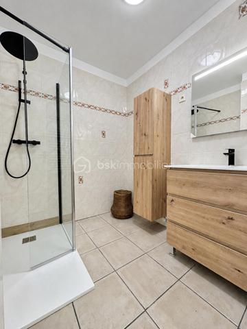 BSK Immobilier vous propose à la vente, sur la commune du Cannet, cet appartement T2 de 48,67 m², situé au premier étage d’une résidence avec ascenseur et digicode, à proximité des commodités.

L’appartement se compose d’une entrée de 5,74 m² avec un grand placard de rangement de 1,28 m², dans lequel se trouvent les arrivées d’eau nécessaires à l’installation d’une machine à laver.

La pièce de vie comprend un séjour de 18,33 m² et une cuisine ouverte aménagée de 7,80 m².

L’espace nuit se compose d’une chambre de 10,35 m² bénéficiant d’un accès direct à la terrasse.

Une salle d’eau indépendante de 4,18 m² est équipée d’une douche à l’italienne, d’un meuble vasque et d’un sèche-serviettes. Le WC suspendu est séparé et dispose d’un lave-mains.

Le séjour et la chambre donnent directement accès à une grande terrasse de 25,43 m², équipée d’une arrivée d’eau.

Pour votre confort, la pièce de vie et la chambre sont climatisées. L’appartement bénéficie également de menuiseries PVC triple vitrage, de volets roulants électriques avec commande centralisée et de la fibre dans l’immeuble.

Les charges de copropriété comprennent le chauffage collectif, l’eau froide, l’ascenseur et l’entretien des parties communes.

Une cave complète ce bien.


À découvrir rapidement.