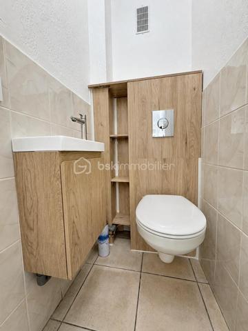 BSK Immobilier vous propose à la vente, sur la commune du Cannet, cet appartement T2 de 48,67 m², situé au premier étage d’une résidence avec ascenseur et digicode, à proximité des commodités.

L’appartement se compose d’une entrée de 5,74 m² avec un grand placard de rangement de 1,28 m², dans lequel se trouvent les arrivées d’eau nécessaires à l’installation d’une machine à laver.

La pièce de vie comprend un séjour de 18,33 m² et une cuisine ouverte aménagée de 7,80 m².

L’espace nuit se compose d’une chambre de 10,35 m² bénéficiant d’un accès direct à la terrasse.

Une salle d’eau indépendante de 4,18 m² est équipée d’une douche à l’italienne, d’un meuble vasque et d’un sèche-serviettes. Le WC suspendu est séparé et dispose d’un lave-mains.

Le séjour et la chambre donnent directement accès à une grande terrasse de 25,43 m², équipée d’une arrivée d’eau.

Pour votre confort, la pièce de vie et la chambre sont climatisées. L’appartement bénéficie également de menuiseries PVC triple vitrage, de volets roulants électriques avec commande centralisée et de la fibre dans l’immeuble.

Les charges de copropriété comprennent le chauffage collectif, l’eau froide, l’ascenseur et l’entretien des parties communes.

Une cave complète ce bien.


À découvrir rapidement.