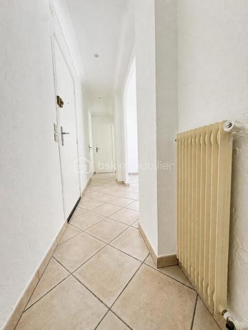 BSK Immobilier vous propose à la vente, sur la commune du Cannet, cet appartement T2 de 48,67 m², situé au premier étage d’une résidence avec ascenseur et digicode, à proximité des commodités.

L’appartement se compose d’une entrée de 5,74 m² avec un grand placard de rangement de 1,28 m², dans lequel se trouvent les arrivées d’eau nécessaires à l’installation d’une machine à laver.

La pièce de vie comprend un séjour de 18,33 m² et une cuisine ouverte aménagée de 7,80 m².

L’espace nuit se compose d’une chambre de 10,35 m² bénéficiant d’un accès direct à la terrasse.

Une salle d’eau indépendante de 4,18 m² est équipée d’une douche à l’italienne, d’un meuble vasque et d’un sèche-serviettes. Le WC suspendu est séparé et dispose d’un lave-mains.

Le séjour et la chambre donnent directement accès à une grande terrasse de 25,43 m², équipée d’une arrivée d’eau.

Pour votre confort, la pièce de vie et la chambre sont climatisées. L’appartement bénéficie également de menuiseries PVC triple vitrage, de volets roulants électriques avec commande centralisée et de la fibre dans l’immeuble.

Les charges de copropriété comprennent le chauffage collectif, l’eau froide, l’ascenseur et l’entretien des parties communes.

Une cave complète ce bien.


À découvrir rapidement.