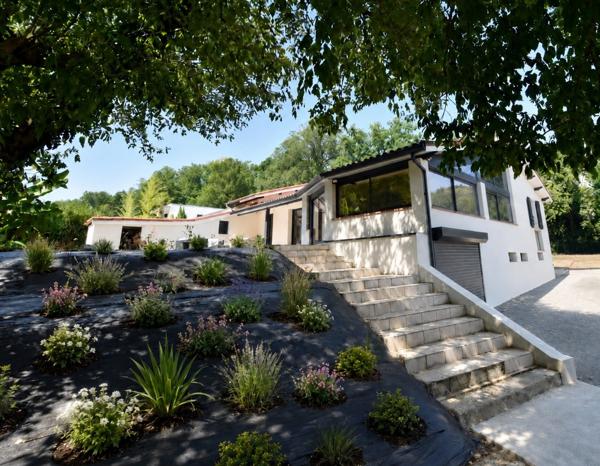 EXCLUSIVITÉ - MAISON ATYPIQUE RÉNOVÉE – 5 CHAMBRES – SOUS-SOL COMPLET – ENVIRONNEMENT PRIVILÉGIÉ