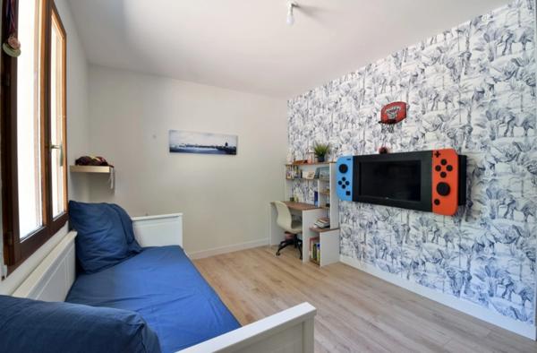 EXCLUSIVITÉ - MAISON ATYPIQUE RÉNOVÉE – 5 CHAMBRES – SOUS-SOL COMPLET – ENVIRONNEMENT PRIVILÉGIÉ