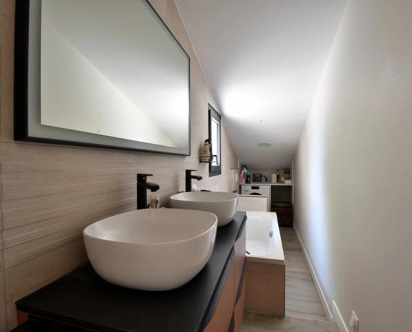 EXCLUSIVITÉ - MAISON ATYPIQUE RÉNOVÉE – 5 CHAMBRES – SOUS-SOL COMPLET – ENVIRONNEMENT PRIVILÉGIÉ