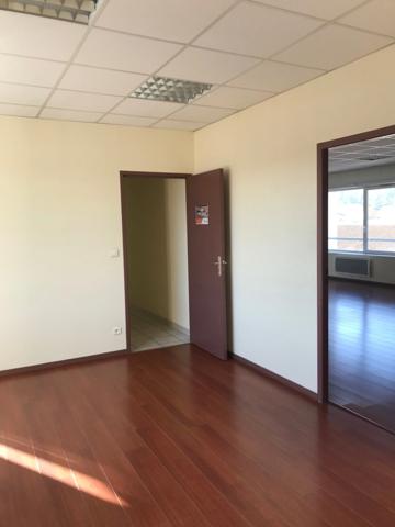 Dpt Dordogne (24), à louer PÉRIGUEUX Quartier des affaires 190 m² Bureaux, salle de réunion, parking