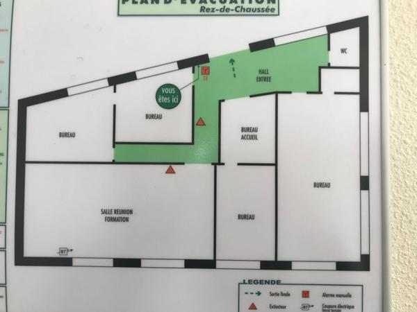 Dpt Dordogne (24), à louer PÉRIGUEUX Quartier des affaires 190 m² Bureaux, salle de réunion, parking