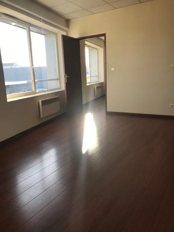 Dpt Dordogne (24), à louer PÉRIGUEUX Quartier des affaires 190 m² Bureaux, salle de réunion, parking