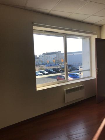 Dpt Dordogne (24), à louer PÉRIGUEUX Quartier des affaires 190 m² Bureaux, salle de réunion, parking