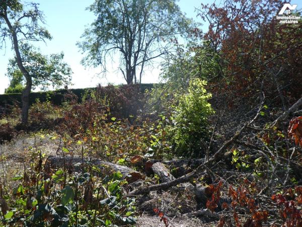 Au coeur du village, une parcelle de terrain à bâtir d'une contenance de 806 m² avec un petit b...