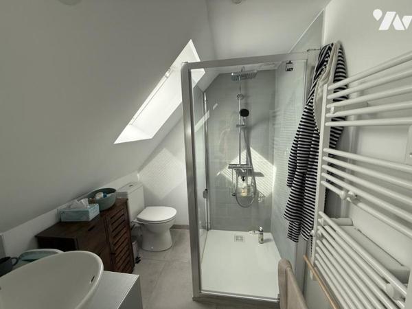 THEIX-NOYALO – MAISON EN PIERRE RÉNOVÉE – 80 M² – 3 CHAMBRES – SUITE PARENTALE AU RDC – TERRAIN CLOS