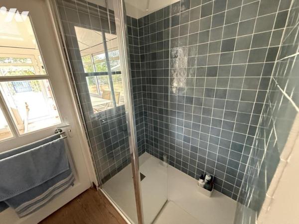 THEIX-NOYALO – MAISON EN PIERRE RÉNOVÉE – 80 M² – 3 CHAMBRES – SUITE PARENTALE AU RDC – TERRAIN CLOS