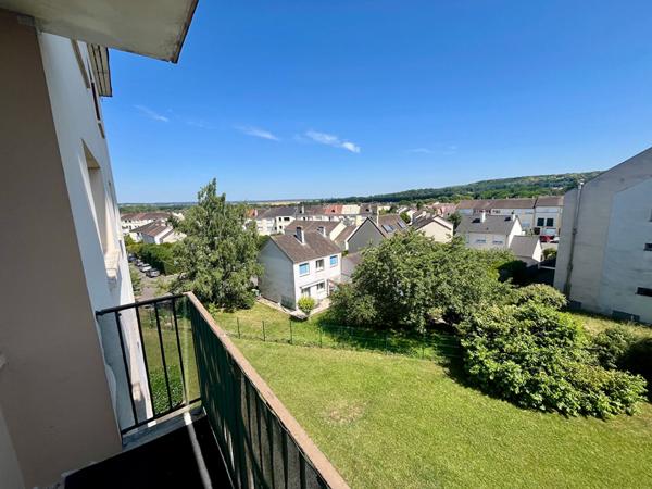 À vendre : Appartement 4 pièces avec balcon et cave LES CLAYES/BOIS proche gare  