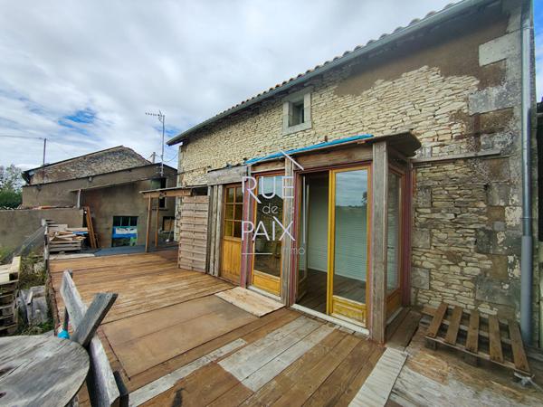 86110 MIREBEAU Maison Mirebeau 95.08 m² sur 1364m² de terrain clos.