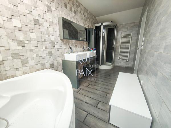 86110 MIREBEAU Maison Mirebeau 95.08 m² sur 1364m² de terrain clos.