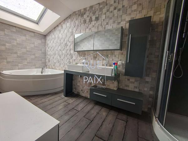 86110 MIREBEAU Maison Mirebeau 95.08 m² sur 1364m² de terrain clos.