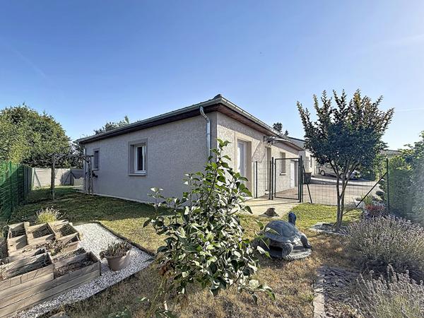 Jolie maison de plain pied récente à Meximieux, 3 chambres, piscine et garage.