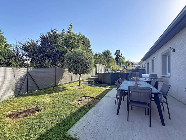 Jolie maison de plain pied récente à Meximieux, 3 chambres, piscine et garage.