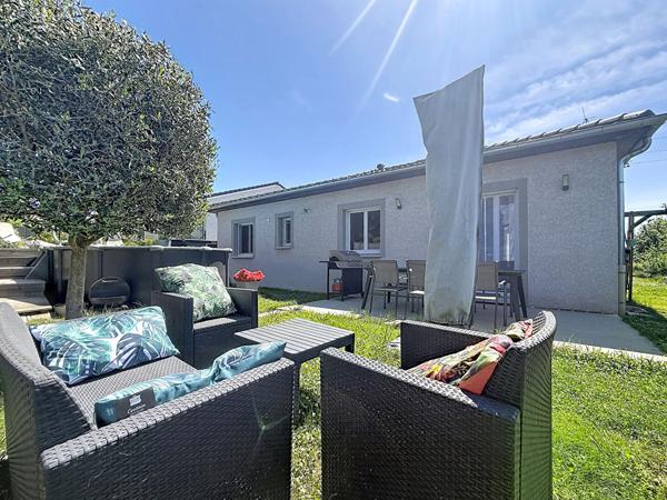 Jolie maison de plain pied récente à Meximieux, 3 chambres, piscine et garage.