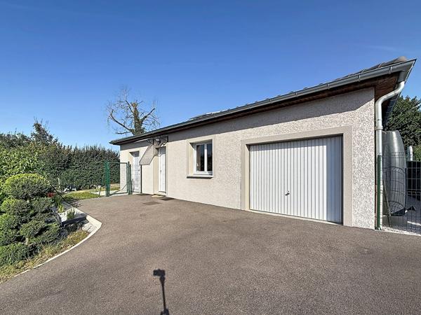 Jolie maison de plain pied récente à Meximieux, 3 chambres, piscine et garage.