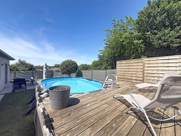 Jolie maison de plain pied récente à Meximieux, 3 chambres, piscine et garage.