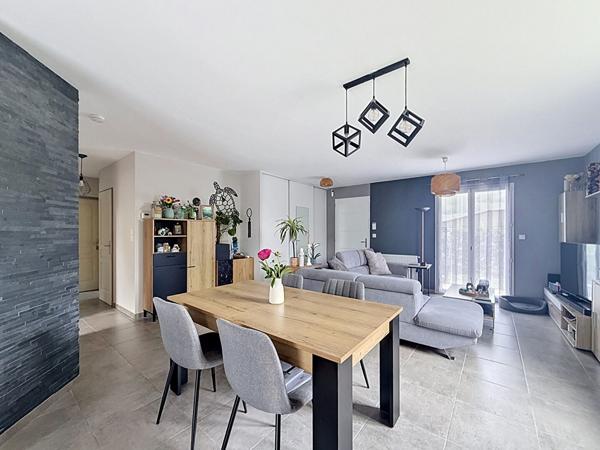 Jolie maison de plain pied récente à Meximieux, 3 chambres, piscine et garage.