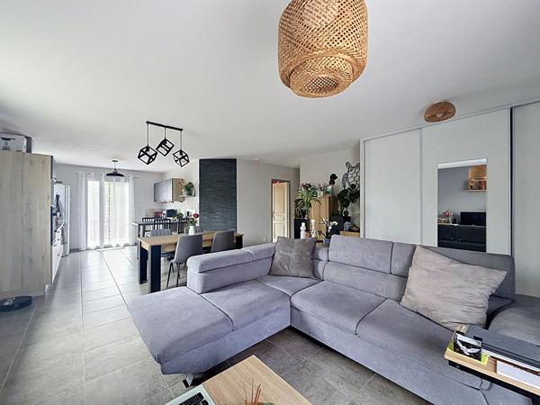 Jolie maison de plain pied récente à Meximieux, 3 chambres, piscine et garage.