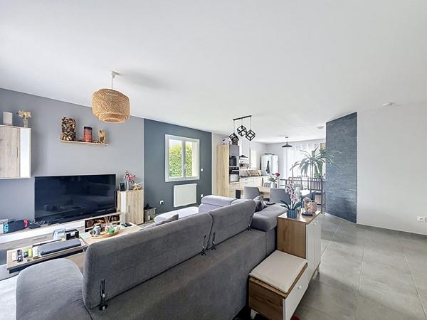 Jolie maison de plain pied récente à Meximieux, 3 chambres, piscine et garage.