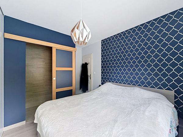 Jolie maison de plain pied récente à Meximieux, 3 chambres, piscine et garage.