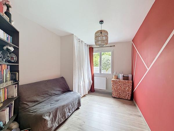 Jolie maison de plain pied récente à Meximieux, 3 chambres, piscine et garage.
