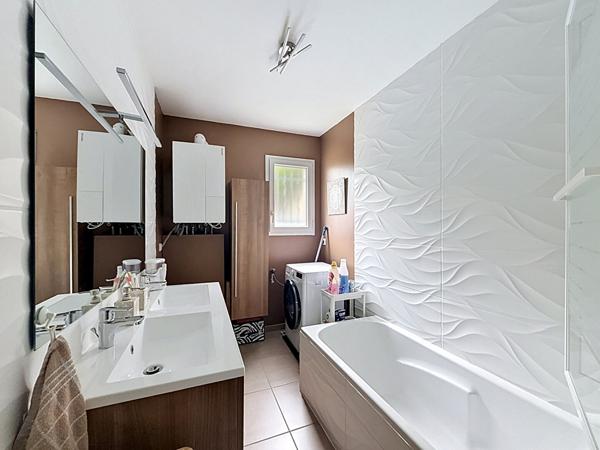Jolie maison de plain pied récente à Meximieux, 3 chambres, piscine et garage.