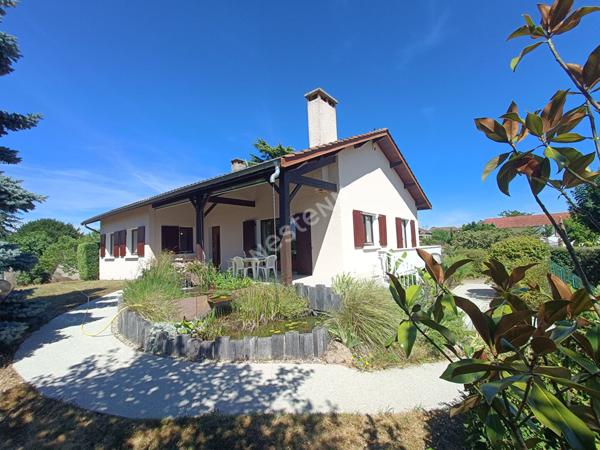 Maison individuelle de type 5 , sous sol complet sur 981 m² de terrain paysagé au calme