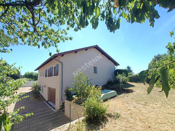 Maison individuelle de type 5 , sous sol complet sur 981 m² de terrain paysagé au calme