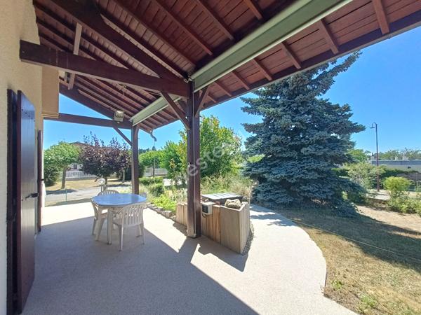 Maison individuelle de type 5 , sous sol complet sur 981 m² de terrain paysagé au calme