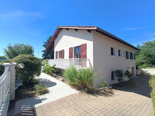 Maison individuelle de type 5 , sous sol complet sur 981 m² de terrain paysagé au calme