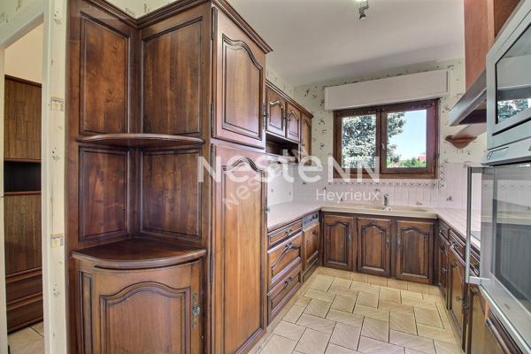 Maison individuelle de type 5 , sous sol complet sur 981 m² de terrain paysagé au calme