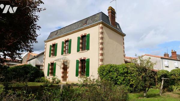 LE BOUPERE CENTRE, A 13 KMS DES HERBIERS, MAISON DE CARACTERE AVEC JARDIN ATTENANT ET GARAGE.